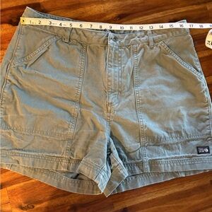 Mountain Hardware - Women's Casual Green Shorts. Size 12